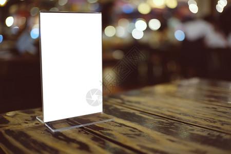 在酒吧餐厅咖啡的木桌上站立模拟菜单框文本空间图片