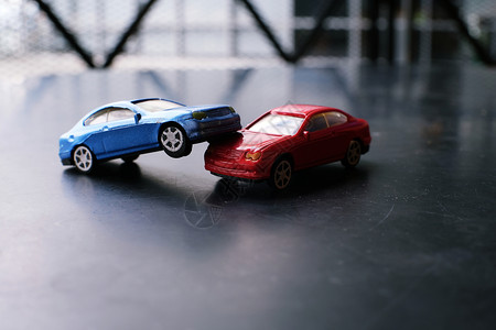 玩具汽车撞事故模拟红色和蓝汽车图片