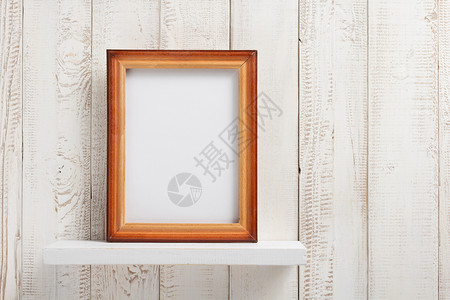 白色木制架上的照片图框图片