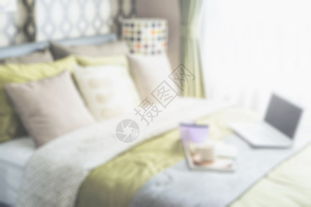带彩色枕头和Polka点灯的模糊倒影卧室风格用于背景图片