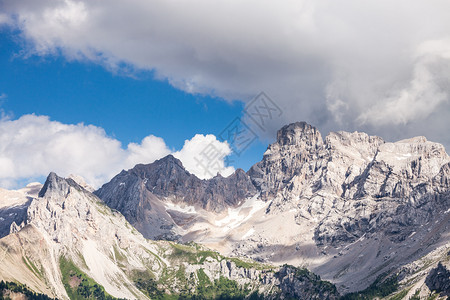 DolomitesAlps夏季多云山谷意大利图片