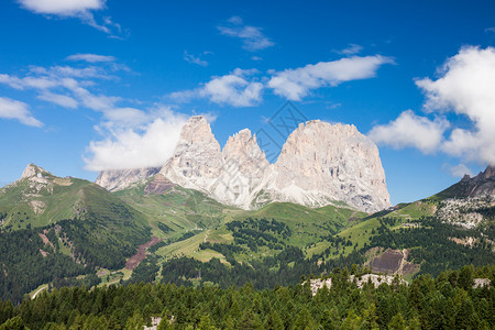 意大利多洛米特阿尔卑斯山夏季谷图片