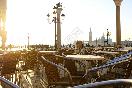 意大利威尼斯阳光明媚的清晨街头咖啡店图片