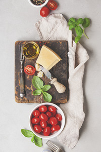 意大利菜Parmigiano番茄Basil橄榄油的新鲜食品原料生锈背景图片