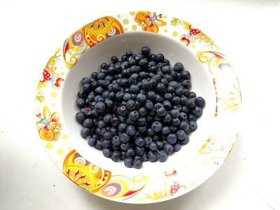 白底盘子上新鲜的莓健康饮食和营养的概念混凝土风格早餐维生素图片