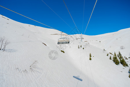 冬季滑雪度假胜地的单车图片