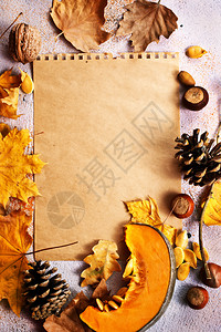 秋背景干叶和桌上的纸鱼群照片图片