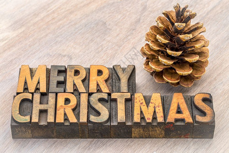圣诞贺卡快乐以松果树锥形印刷木的古老文字摘要图片