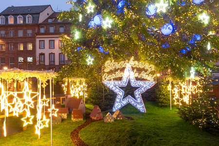 在法国阿尔萨斯州特拉堡的圣诞树节和在法国阿尔萨斯州特拉堡旧城KleberPlace装饰和照亮晚上在法国阿尔萨斯州特拉堡老城的Kl图片