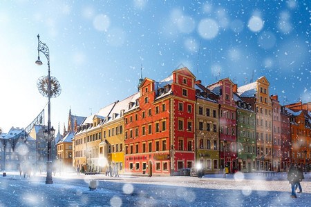 波兰弗罗茨瓦夫市场广冬季寒雪清晨市场广上多彩传统历史建筑波兰弗罗茨瓦夫老城图片