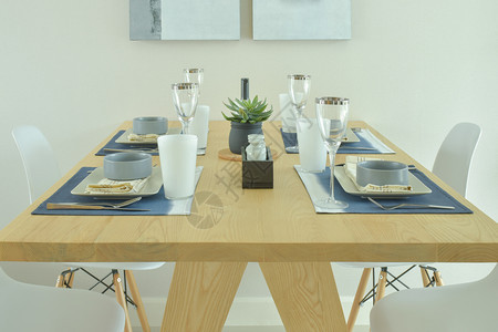 配有现代装饰品的餐具木制桌图片