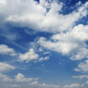 深蓝天空背景的白云图片