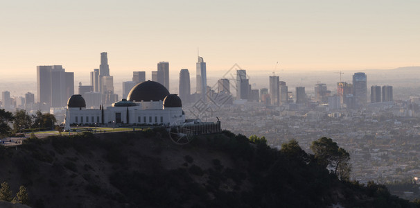 修道院在地面占主导位以洛杉矶城市的天线为背景高清图片