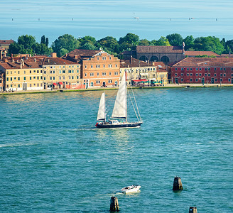 在威尼斯的一条大运河上帆航行图片