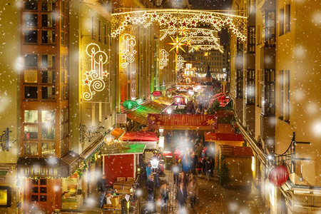 德国累斯顿圣诞街晚上德国萨克森累斯登晚上装饰和照亮圣诞节街晚上德国萨克森州累斯顿图片