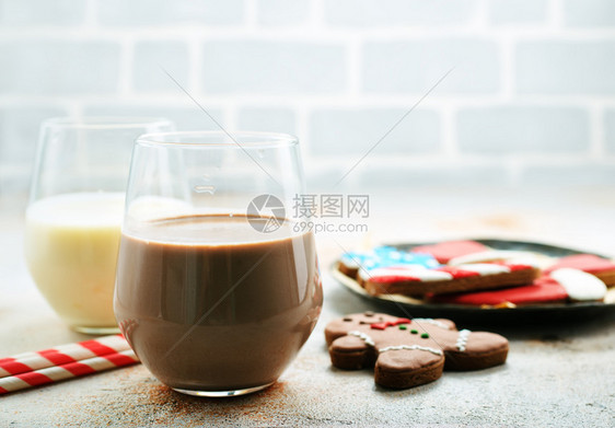 桌上的咖啡牛奶和姜饼图片