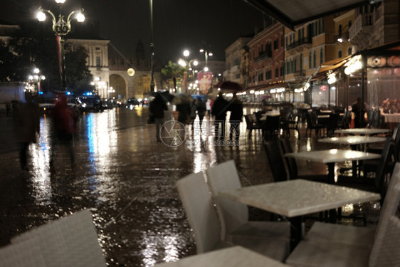 欧洲雨之夜老城市脱离焦点背景图片