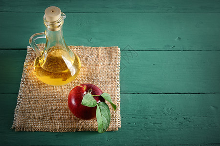 红苹果和木制桌上的苹果醋概念健康的食物来自你花园顶部视图复制空间图片