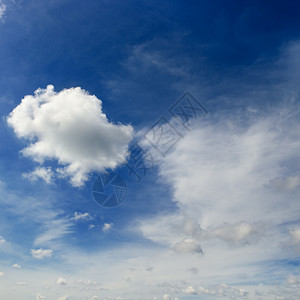 白色的积聚云层背景一个史无前例的黑暗天空图片