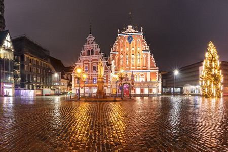 拉脱维亚里加老城的市政厅广场拉脱维亚里加老城的市政厅广场和黑头人之家圣诞树照亮拉脱维亚里加老城的圣罗兰雕像夜间图片