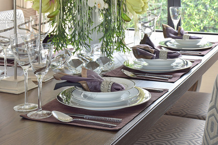 木制餐桌上的古典优丽风格餐桌图片