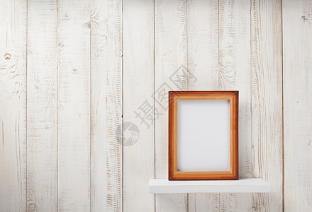 白色木制架上的照片图框图片