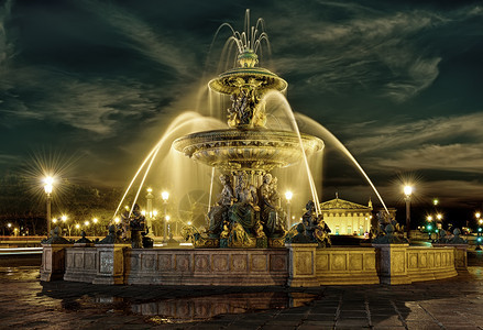 巴黎广场的老喷泉图片