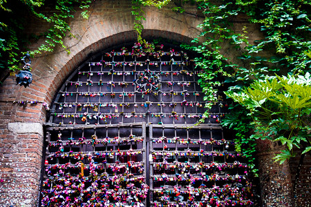 2014年6月日014年维罗纳瓦伊塔利作为爱的证明挂在朱丽叶家墙上的锁图片