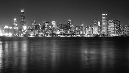 密歇根湖水域反映了由芝加哥市天际线组成的高楼光芒图片