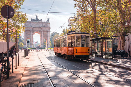 意大利兰巴迪亚市米著名古董电车阳光明媚的日子里米兰老城中心著名的古董电车意大利隆巴迪亚和平拱门或背景中的ArcodellaPea图片
