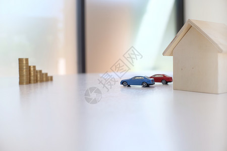 销售经理提供咨询申请表格文件考虑汽车和住房保险抵押贷款报价背景图片