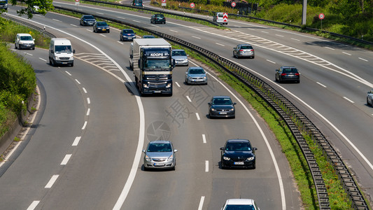 DUSSELDORF德国2017年4月5日配有汽车和卡的公路运输图片