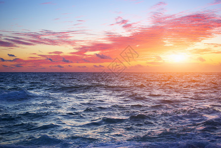 海平面美丽的日落成分图片