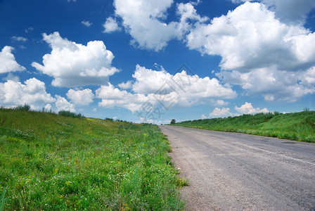 绿色草原的公路自然构成图片