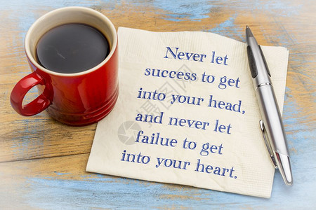 永远不要让成功进入你心中永远不要让失败进入你的心脏手写在餐巾纸上加一杯咖啡图片