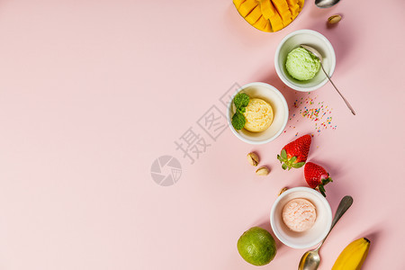 白碗中的冰淇淋和粉红色破旧的葡萄香料背景新鲜成分顶端视图Pink草莓黄色芒果或香蕉和绿色石灰茶或活塞图片