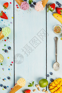 红锥形草莓紫色蓝绿白茶石灰和黄色芒果香蕉的冰淇淋口味以蓝木本底为图片