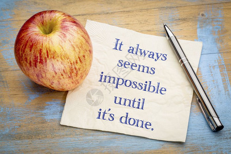 在完成之前似乎总是不可能的手写在餐巾纸和苹果上图片