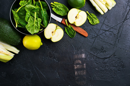 黑桌上绿色蔬菜的成分图片