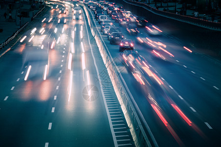 晚上在繁忙的高速公路上看到交通车灯运动模糊软焦点图片