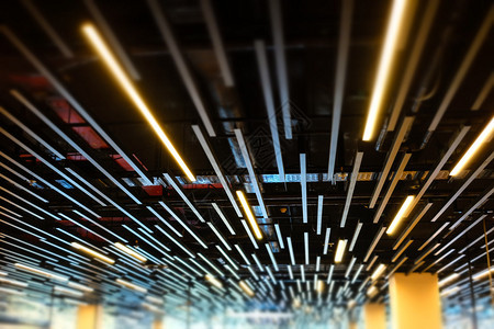 现代建筑物天花板上的荧光灯线图片