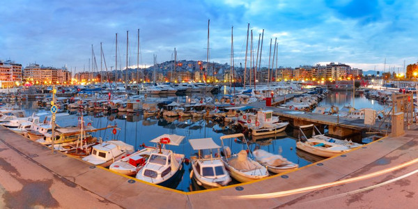 希腊雅典的夜视镜Marina清晨蓝色时段的PiraeusMarina希腊最大的海港Piraeus港也是地中海和欧洲最大的港之一自图片