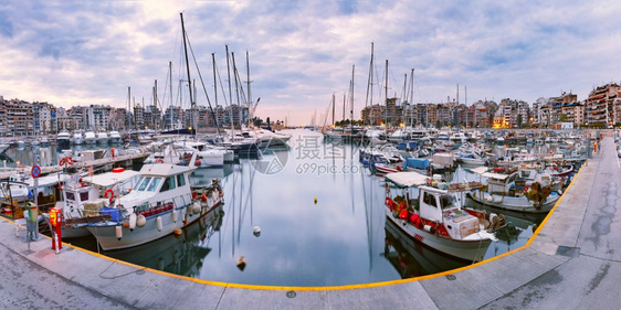 希腊雅典比雷埃夫斯马里纳PiraeusMarina早晨比雷埃夫斯马里纳Piraeus清晨蓝色时间比雷埃夫斯港是希腊最大的海港也是图片