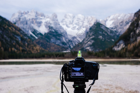 三脚手捕捉山地景观的数码摄影机捕捉山地景观图片