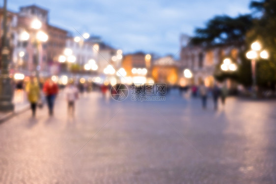 一群人走在旧的欧洲城市夜街上图片