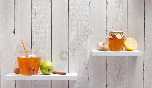 木架背景上的一罐蜂蜜图片