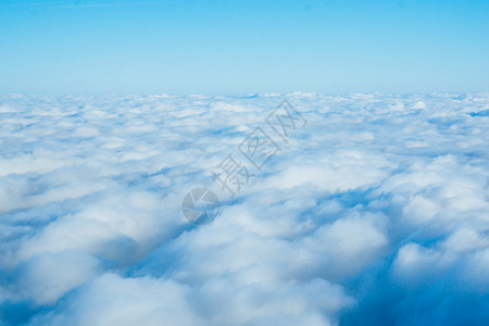从飞机窗口的云能看到上方的天空图片