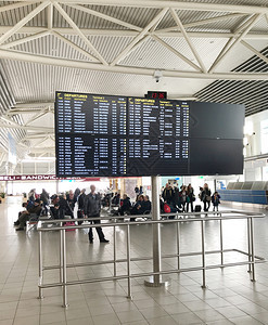 索非亚保加利2018年3月5日乘客们看着索非亚机场的飞行信息板图片