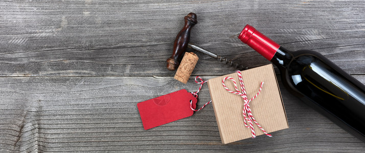 葡萄酒标签父亲日送礼盒装有红酒瓶和木板背景的烧瓶背景