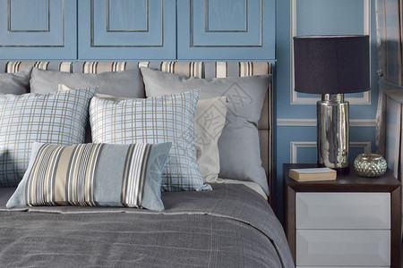 欧式卧室用浪漫的浅蓝色床铺风格的阅读灯背景
